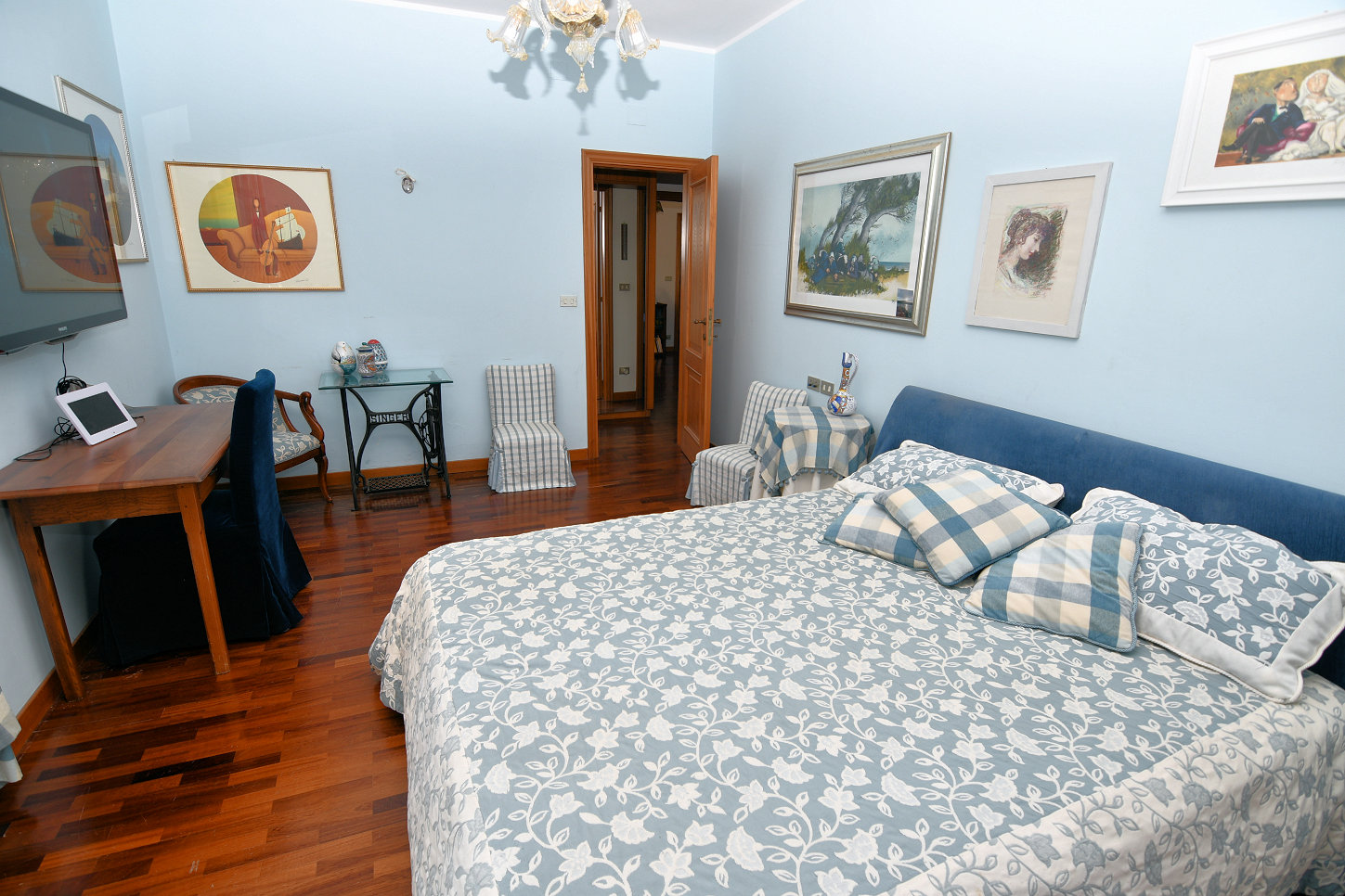Country hosue with pool in le marche