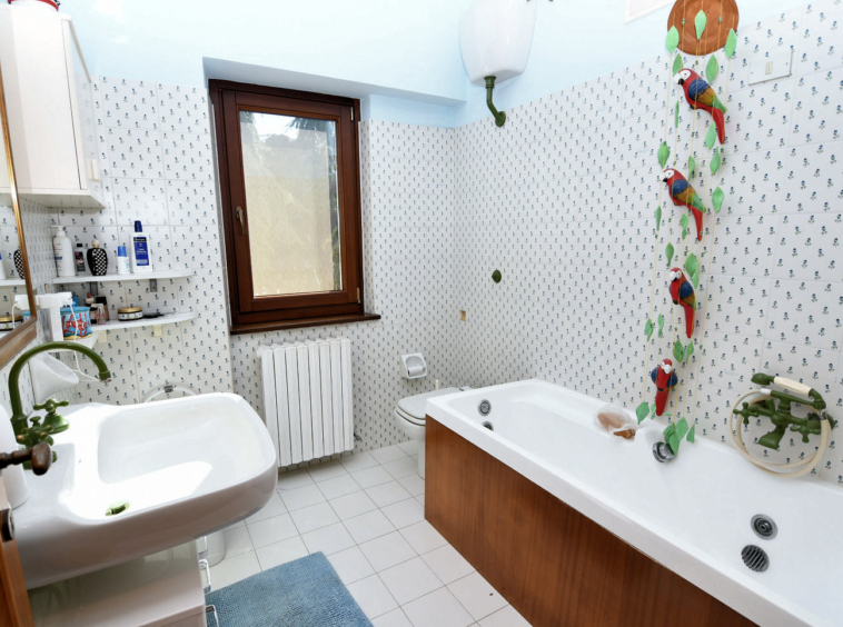 Country hosue with pool in le marche