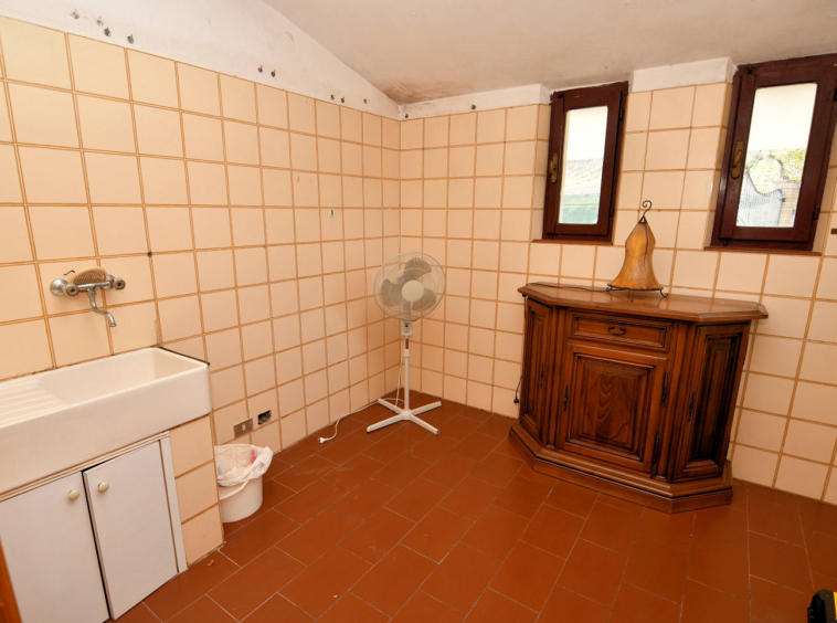 Country hosue with pool in le marche