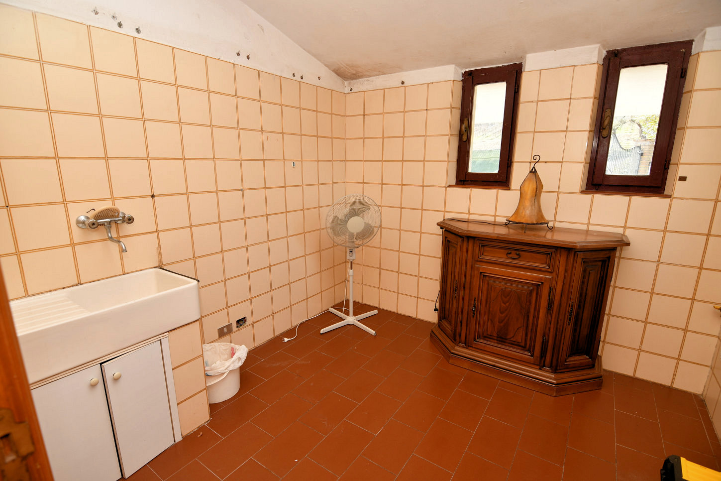 Country hosue with pool in le marche