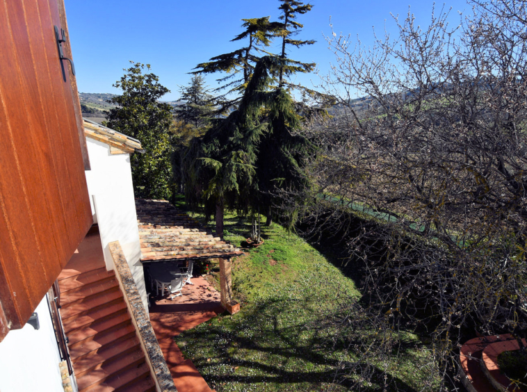 Country hosue with pool in le marche