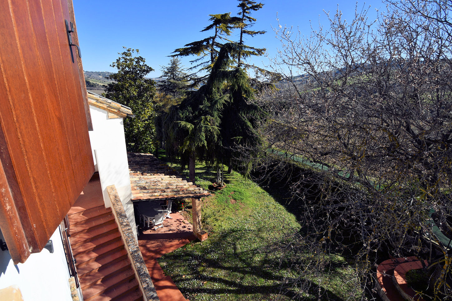 Country hosue with pool in le marche