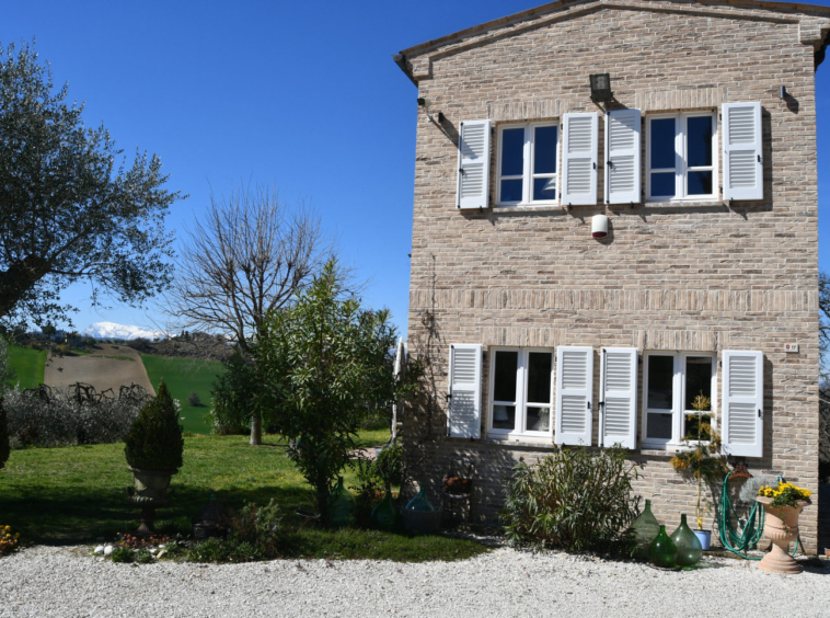 Country house with pool in Le Marche