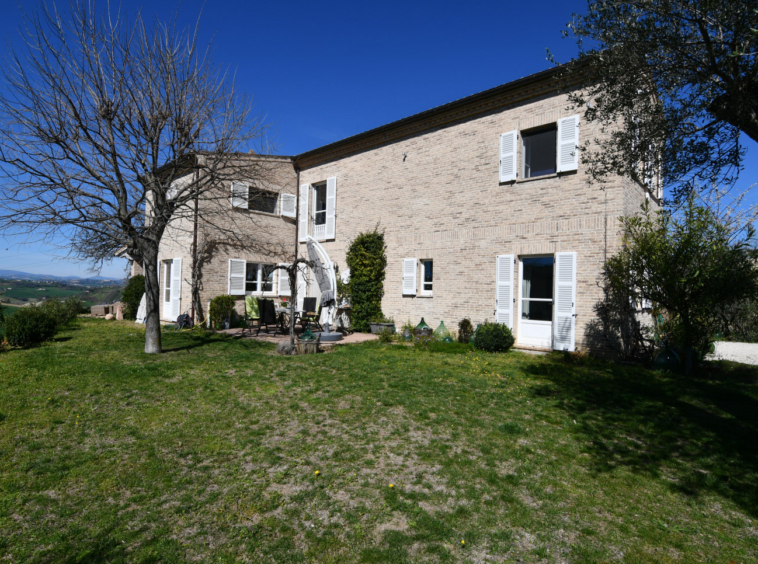 Country house with pool in Le Marche