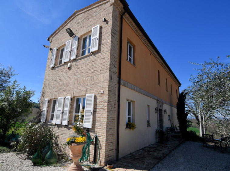 Country house with pool in Le Marche