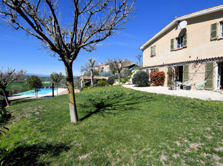 Country house with pool in Le Marche