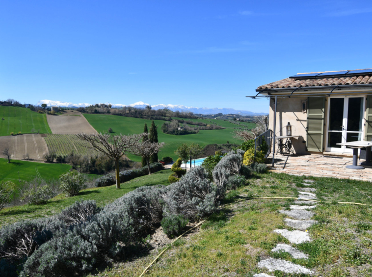 Country house with pool in Le Marche