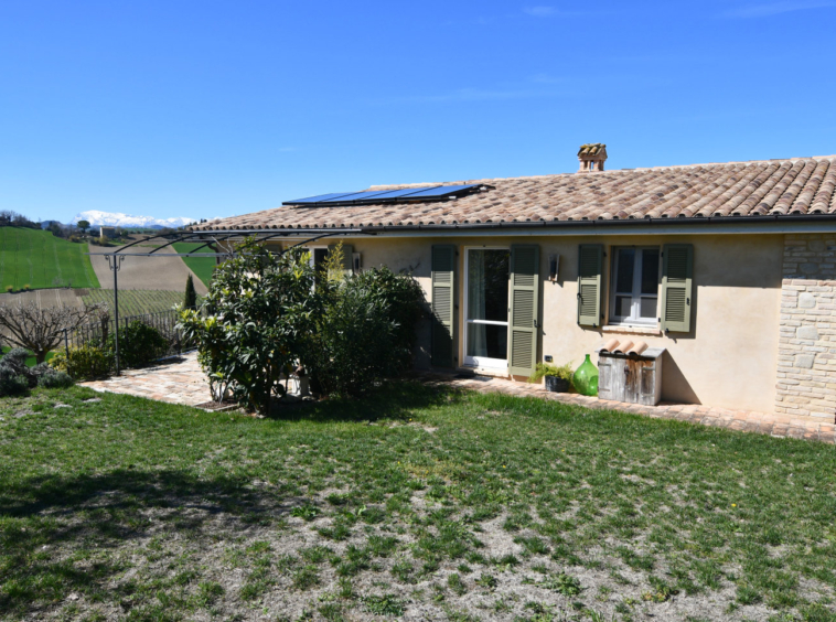 Country house with pool in Le Marche