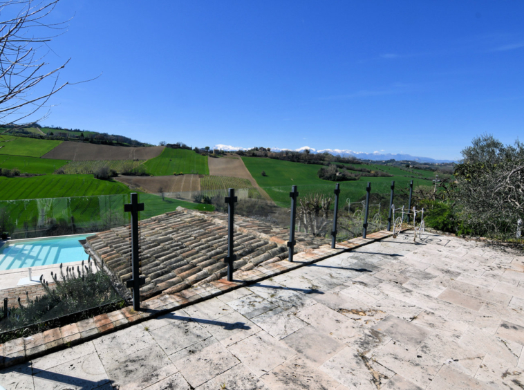 Country house with pool in Le Marche