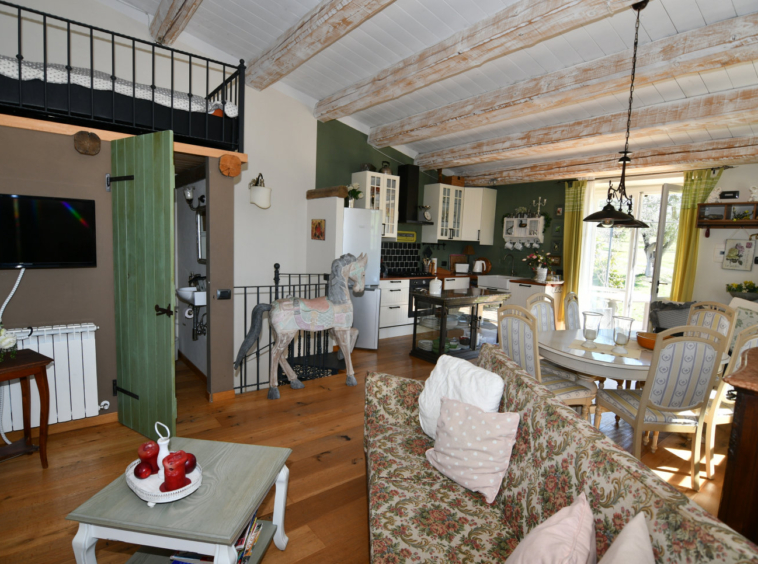 Country house with pool in Le Marche