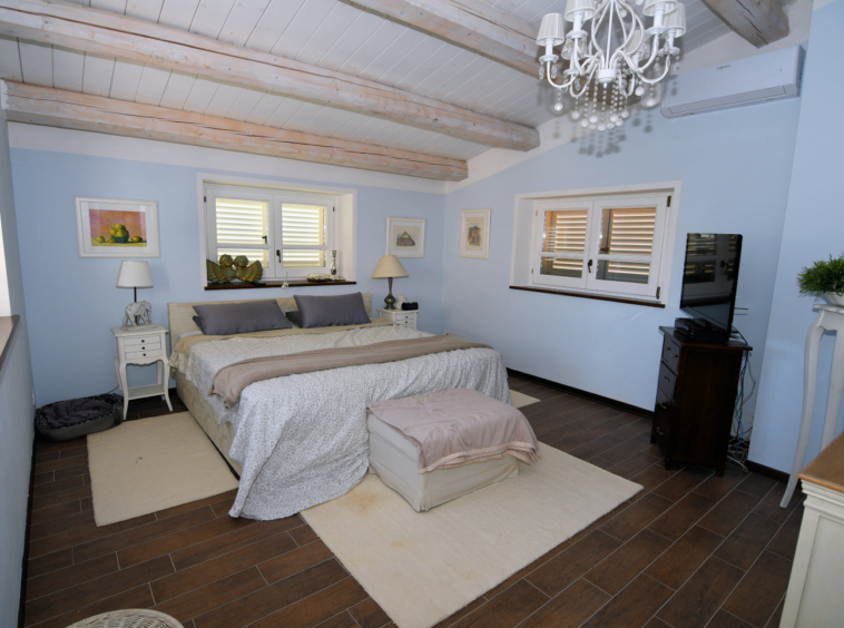 Country house with pool in Le Marche