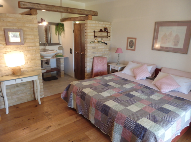 Country house with pool in Le Marche
