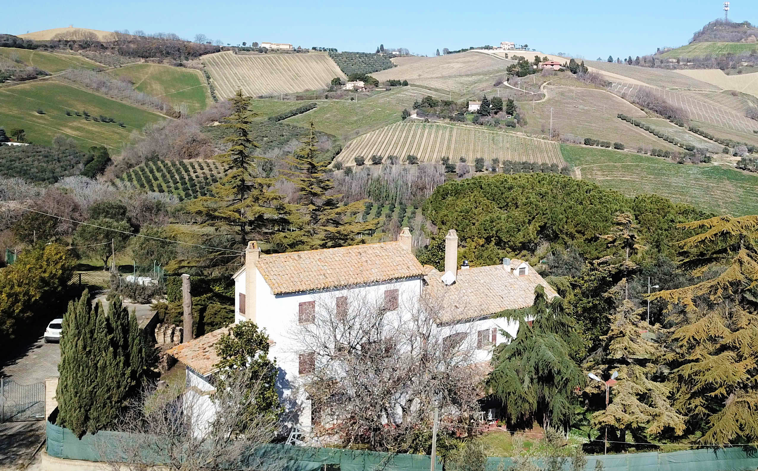 Country hosue with pool in le marche
