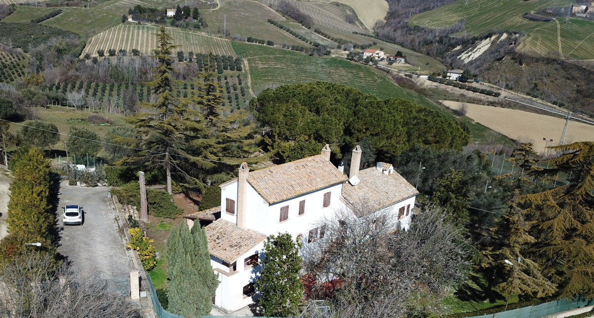 Country hosue with pool in le marche