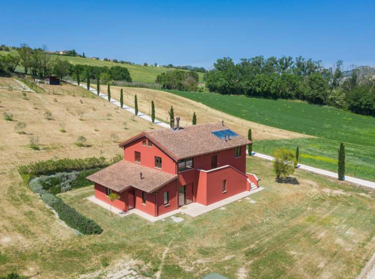 Country house with stables in Le Marche