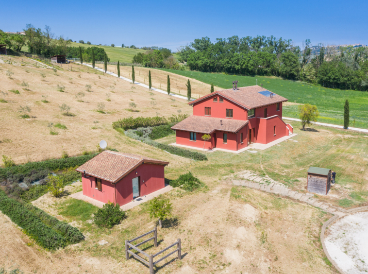 Country house with stables in Le Marche