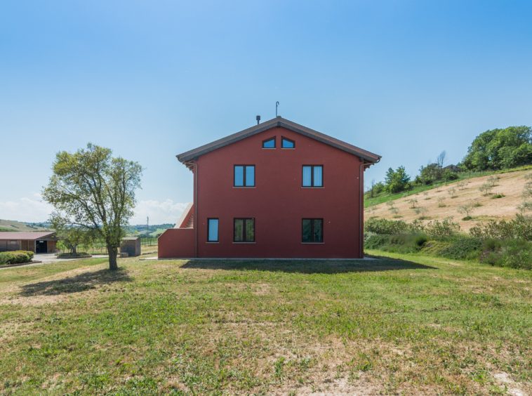 Country house with stables in Le Marche