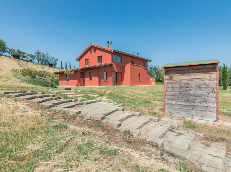 Country house with stables in Le Marche