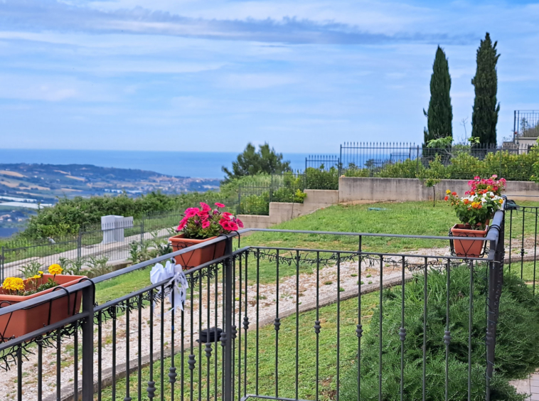 Villa with sea view in Le Marche