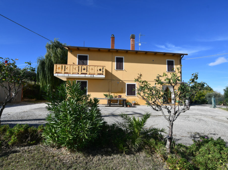 Agriturismo with sea view in Carassai