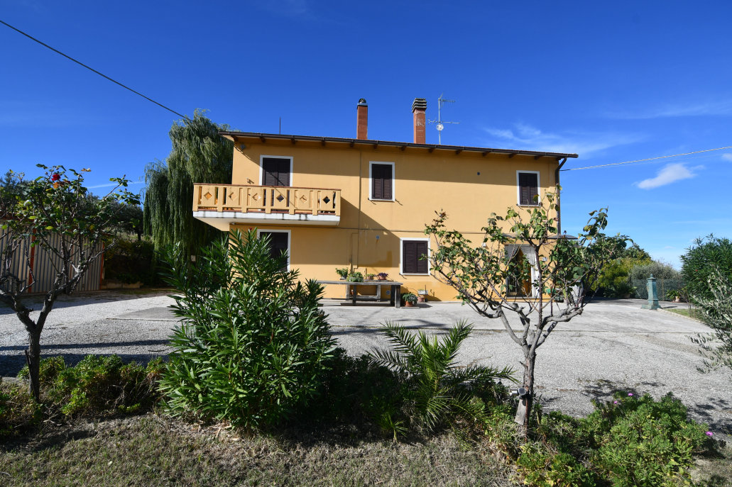 Agriturismo with sea view in Carassai