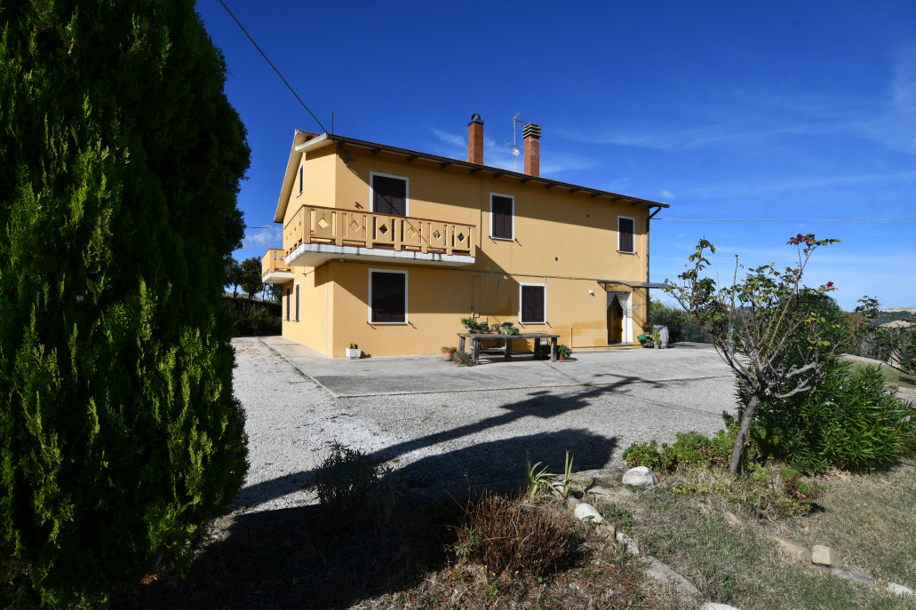 Agriturismo with sea view in Le Marche