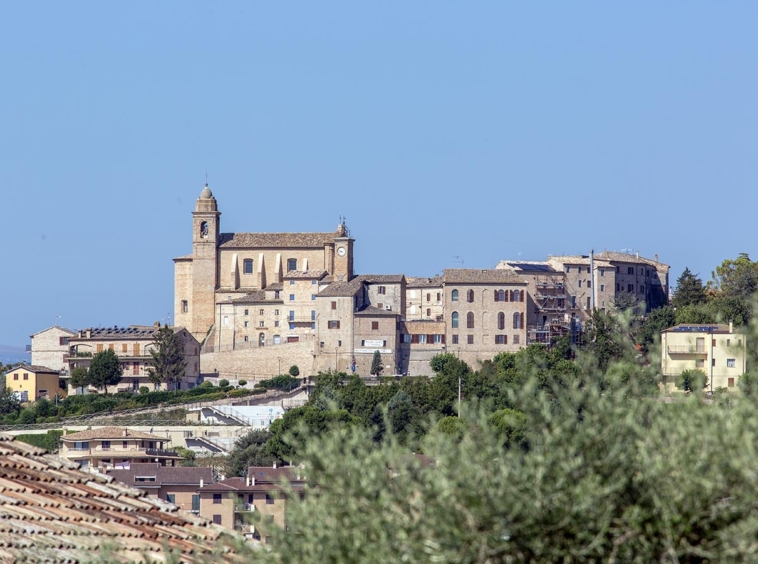 Country house with sea view in Le Marche