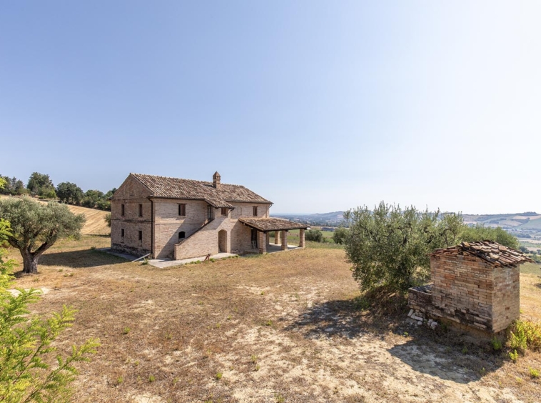 Country house with sea view in Le Marche