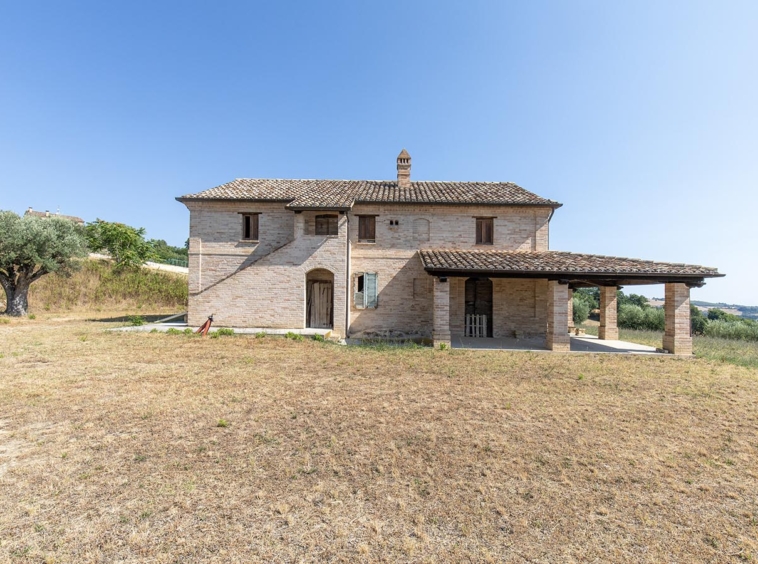 Country house with sea view in Le Marche