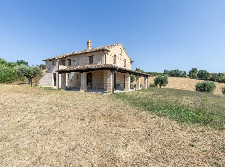 Country house with sea view in Le Marche