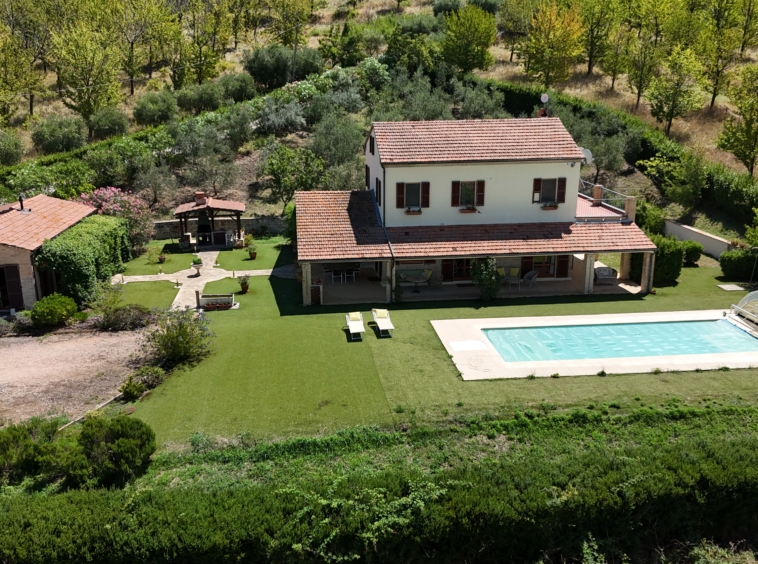 Country house with Pool in Le Marche