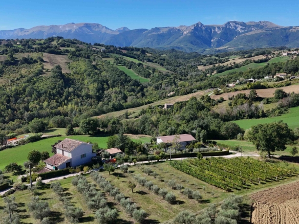 Country house with Mountains view in San Ginesio