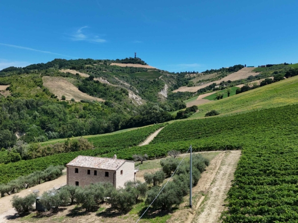 Newly rebuilt country house in Ripatransone