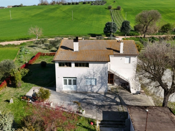 Countryside property with 3 self-containded apartments