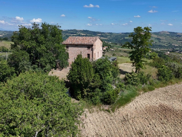 Historical Country house for Sale in Montedinove