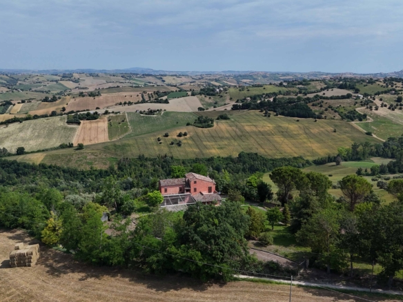 Charming Country house, divided into 2 homes, in Le Marche