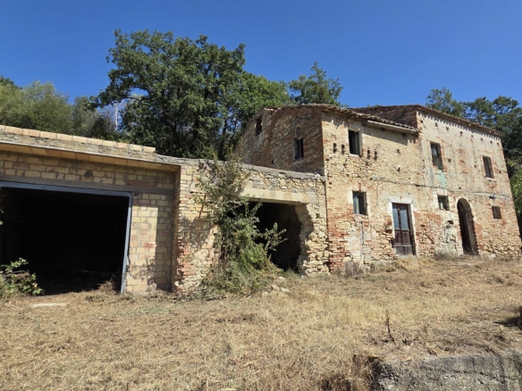 Stone country house in Massignano