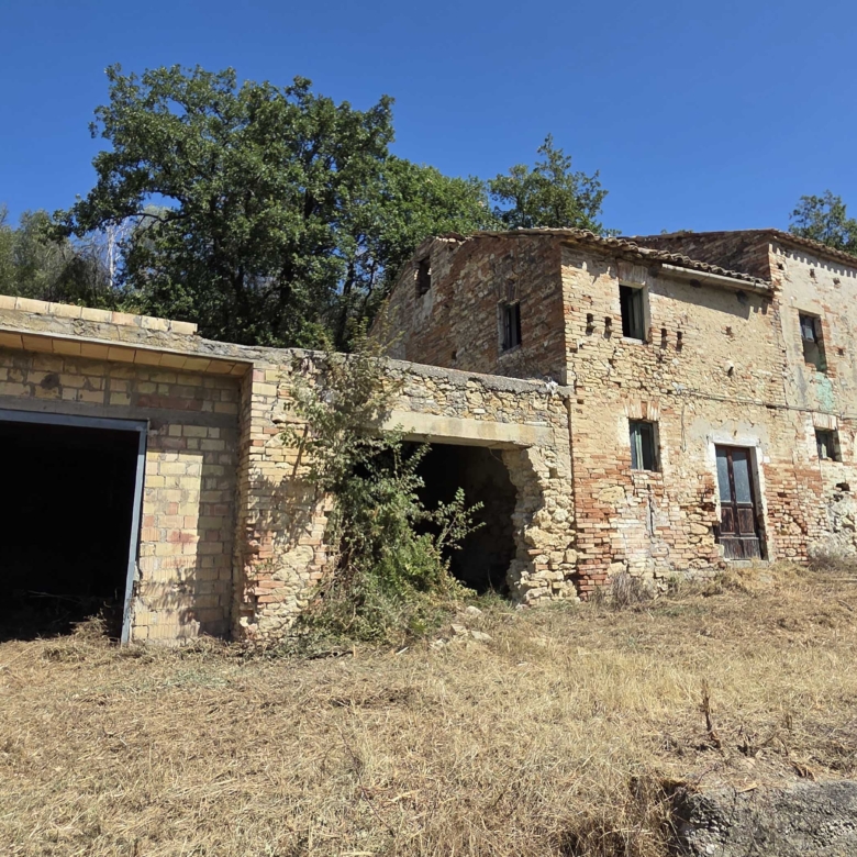 Stone country house in Massignano