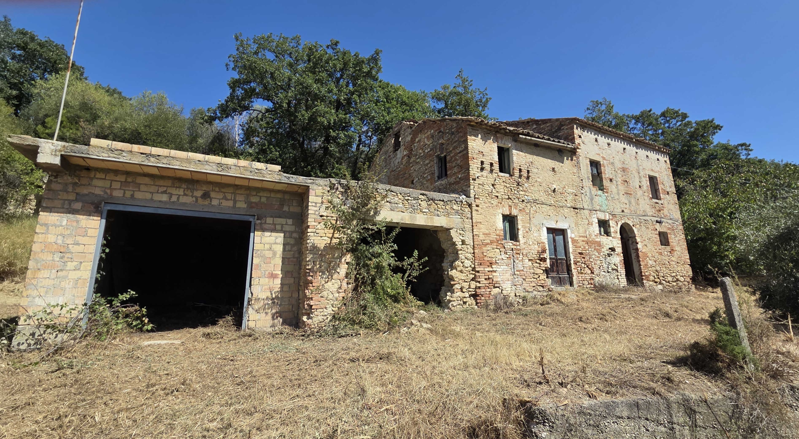 Stone country house in Massignano