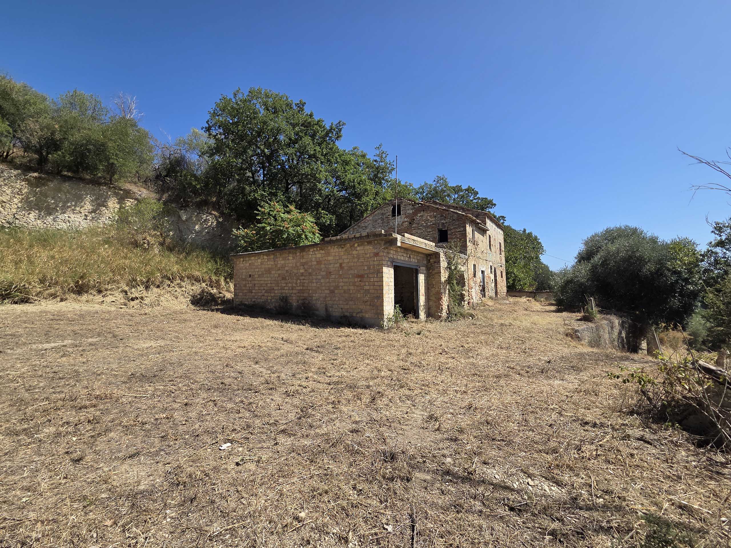 Stone country house in Massignano