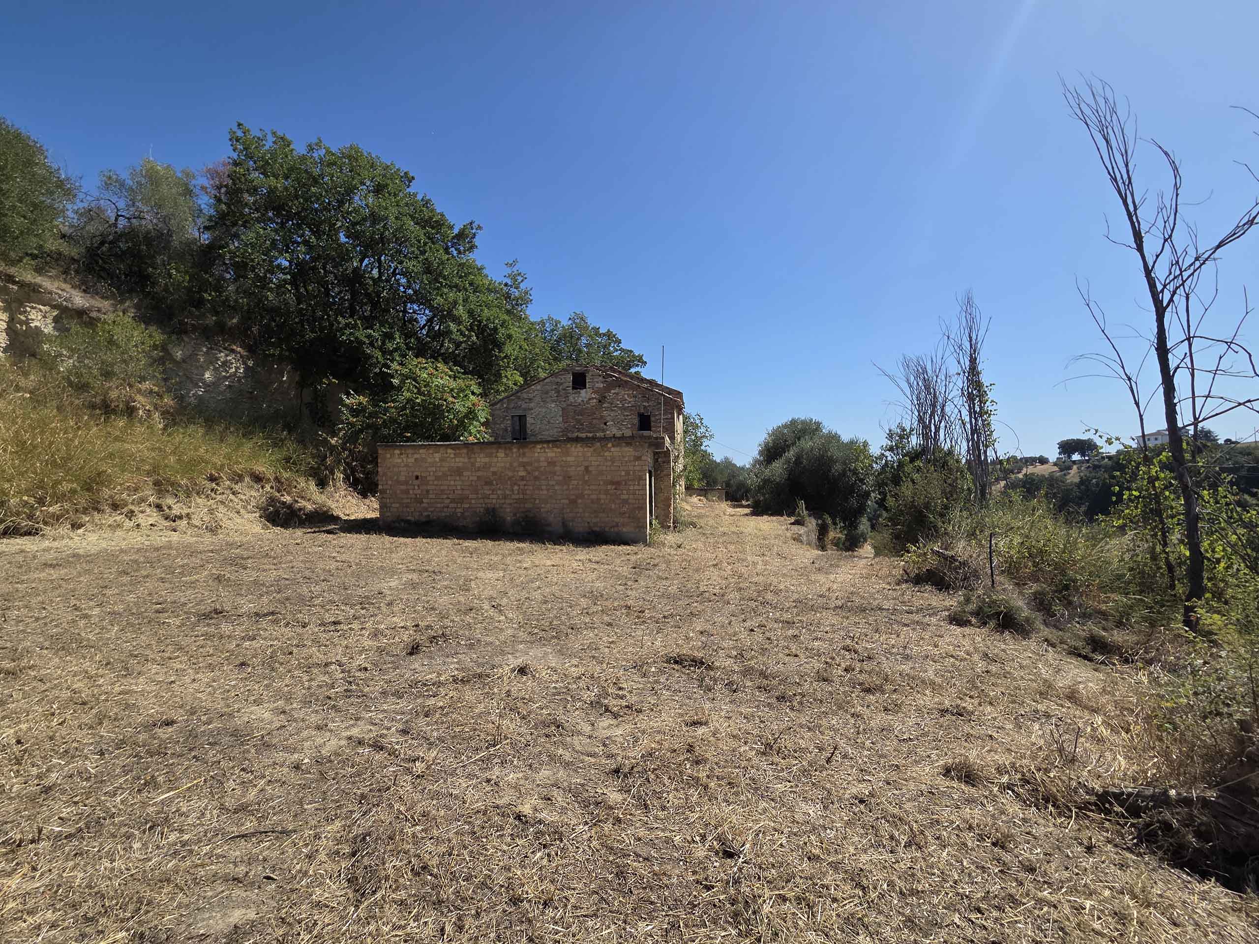 Stone country house in Massignano