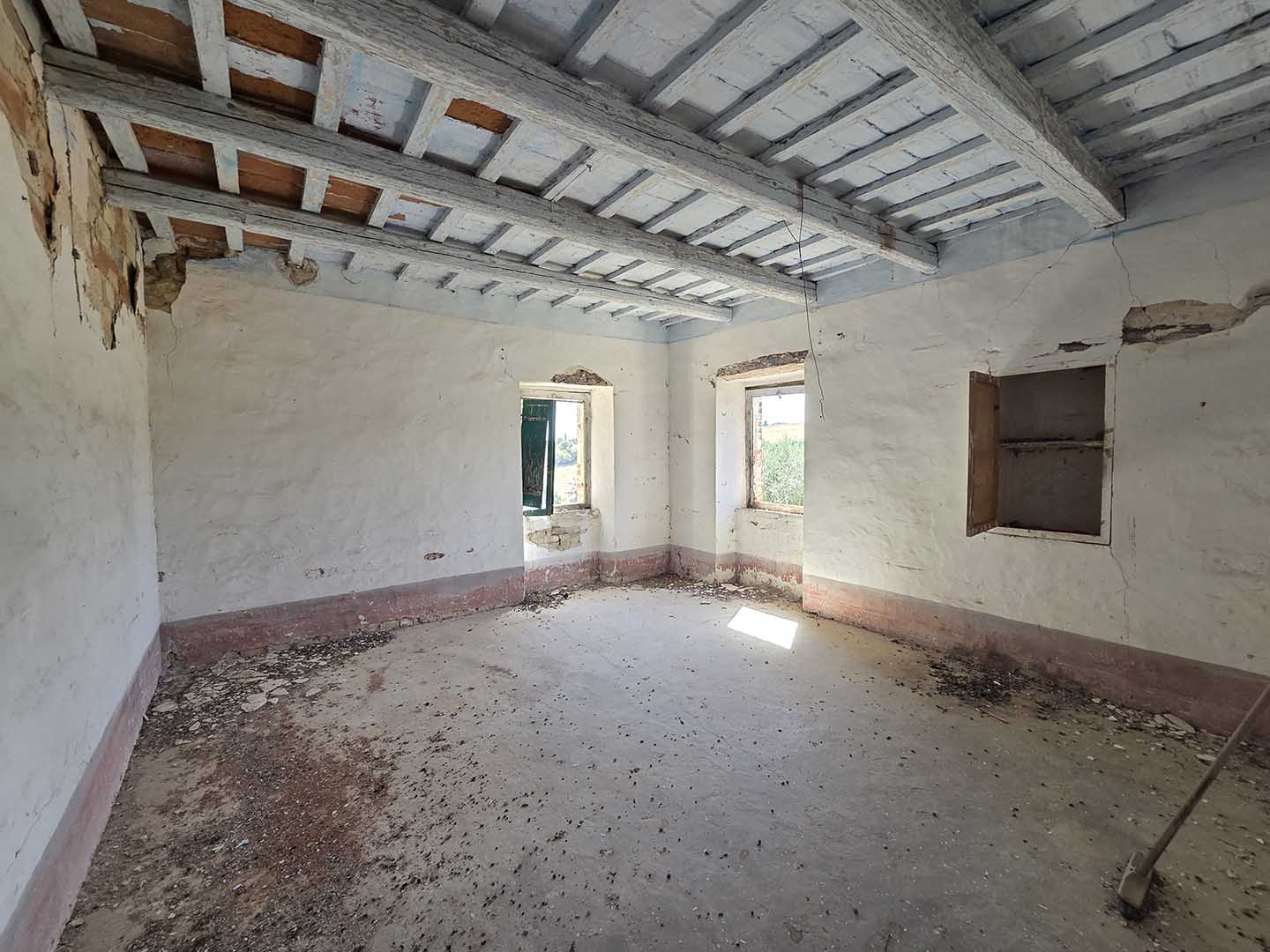 Stone country house in Massignano