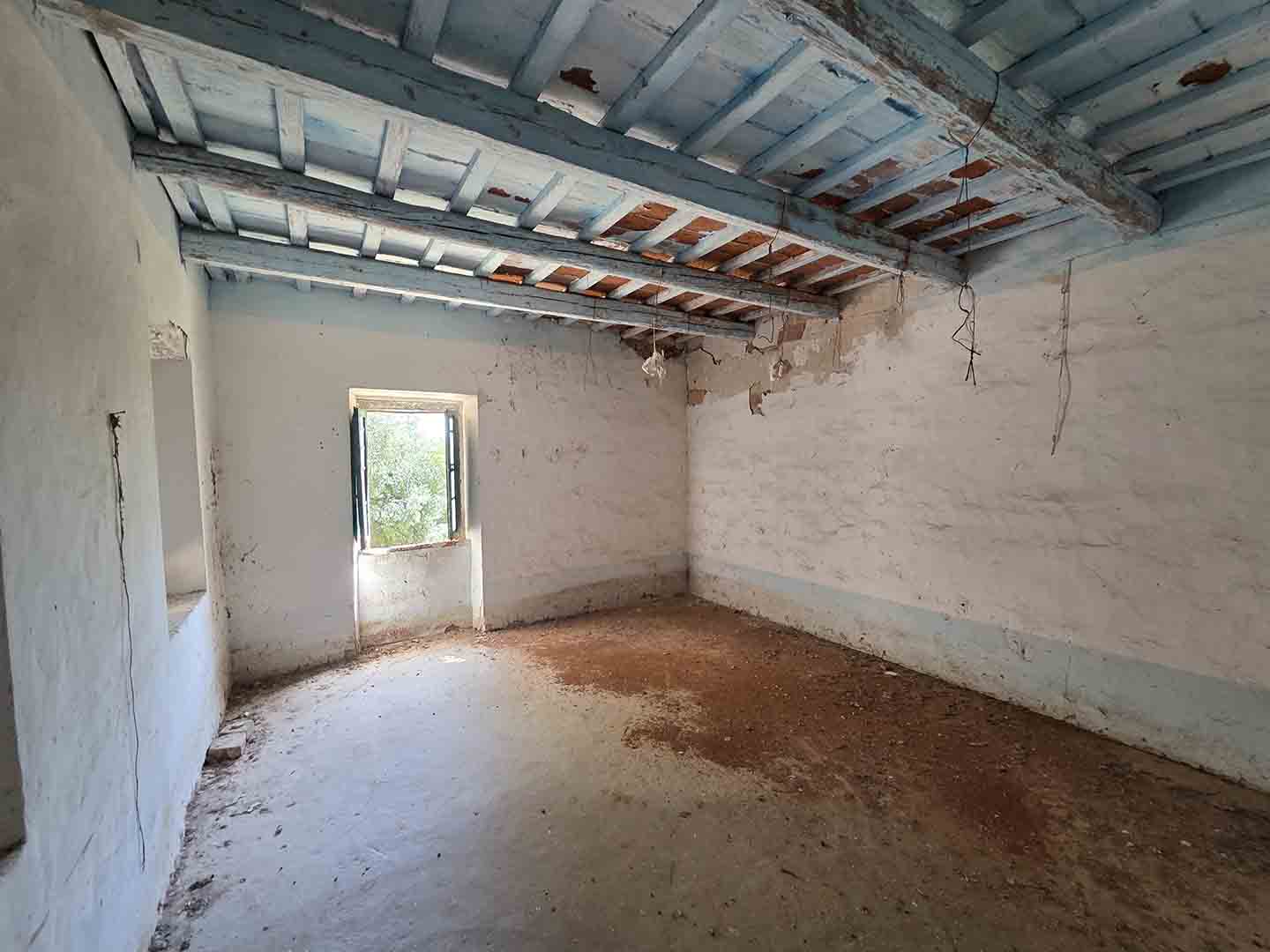 Stone country house in Massignano
