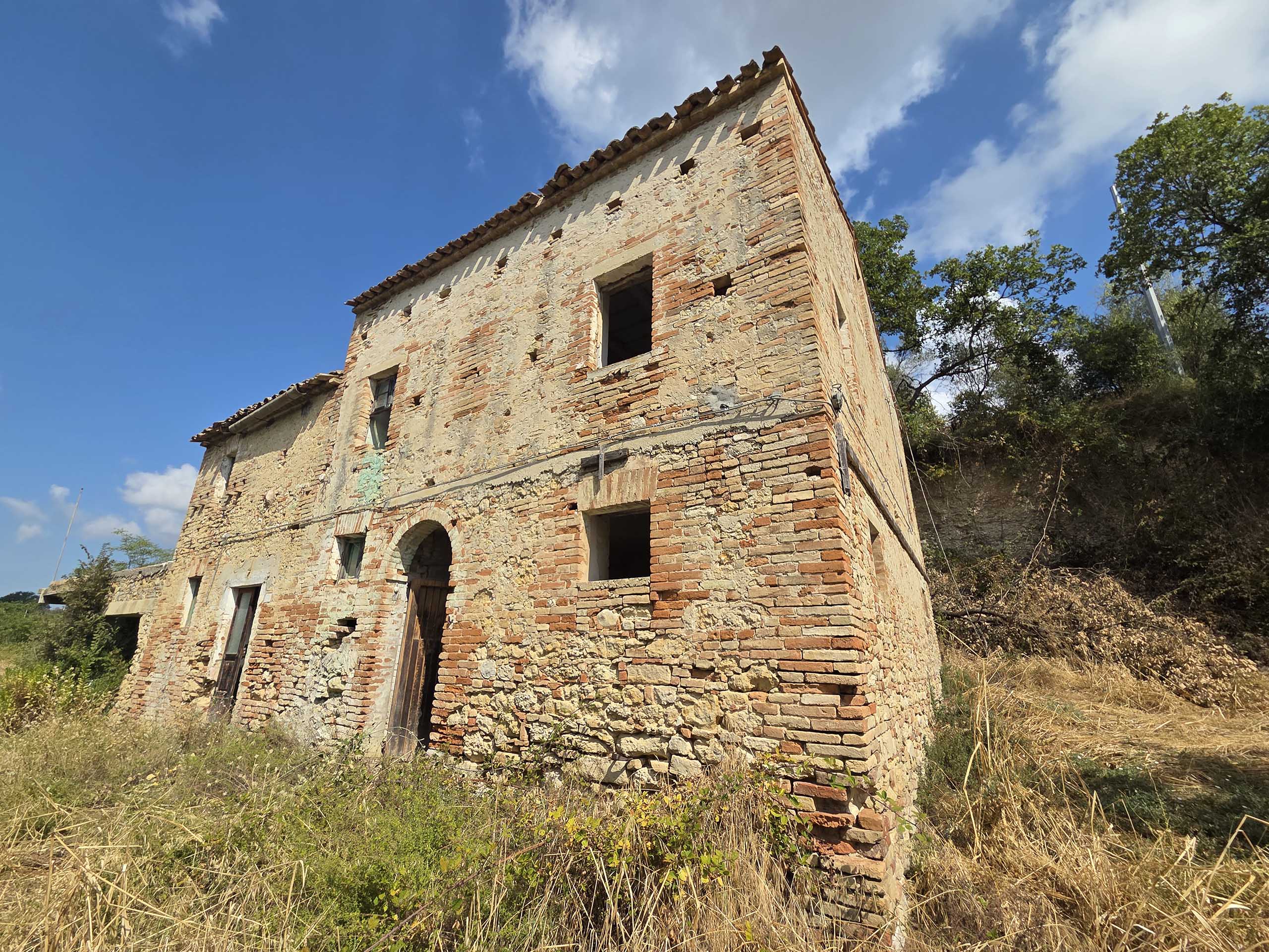 Stone country house in Massignano