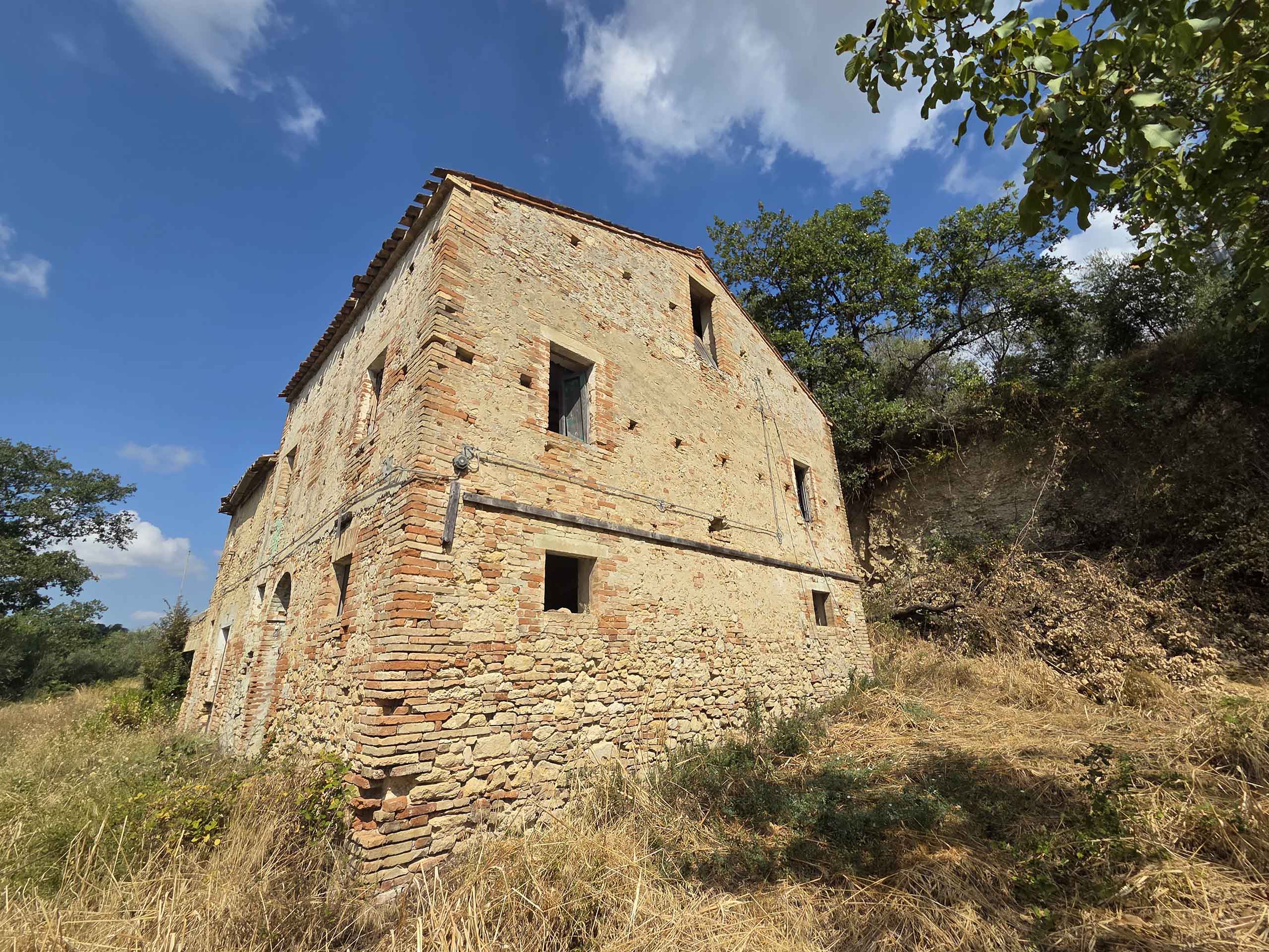 Stone country house in Massignano