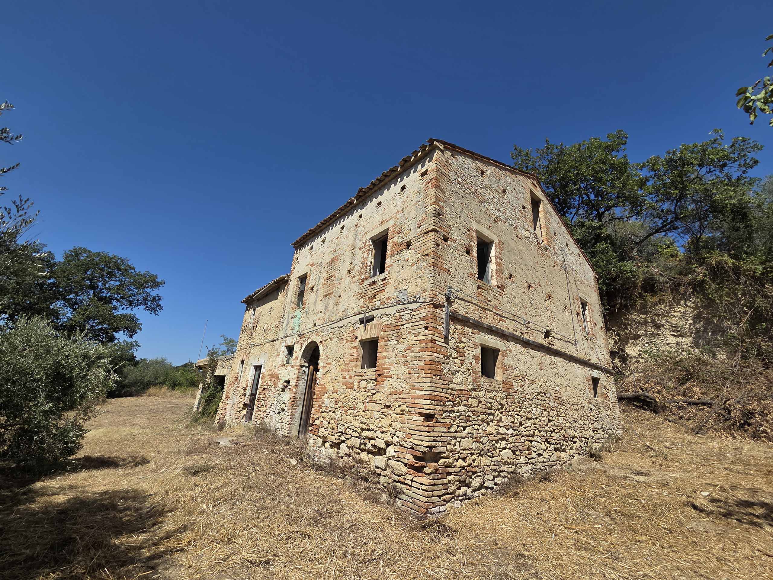 Stone country house in Massignano