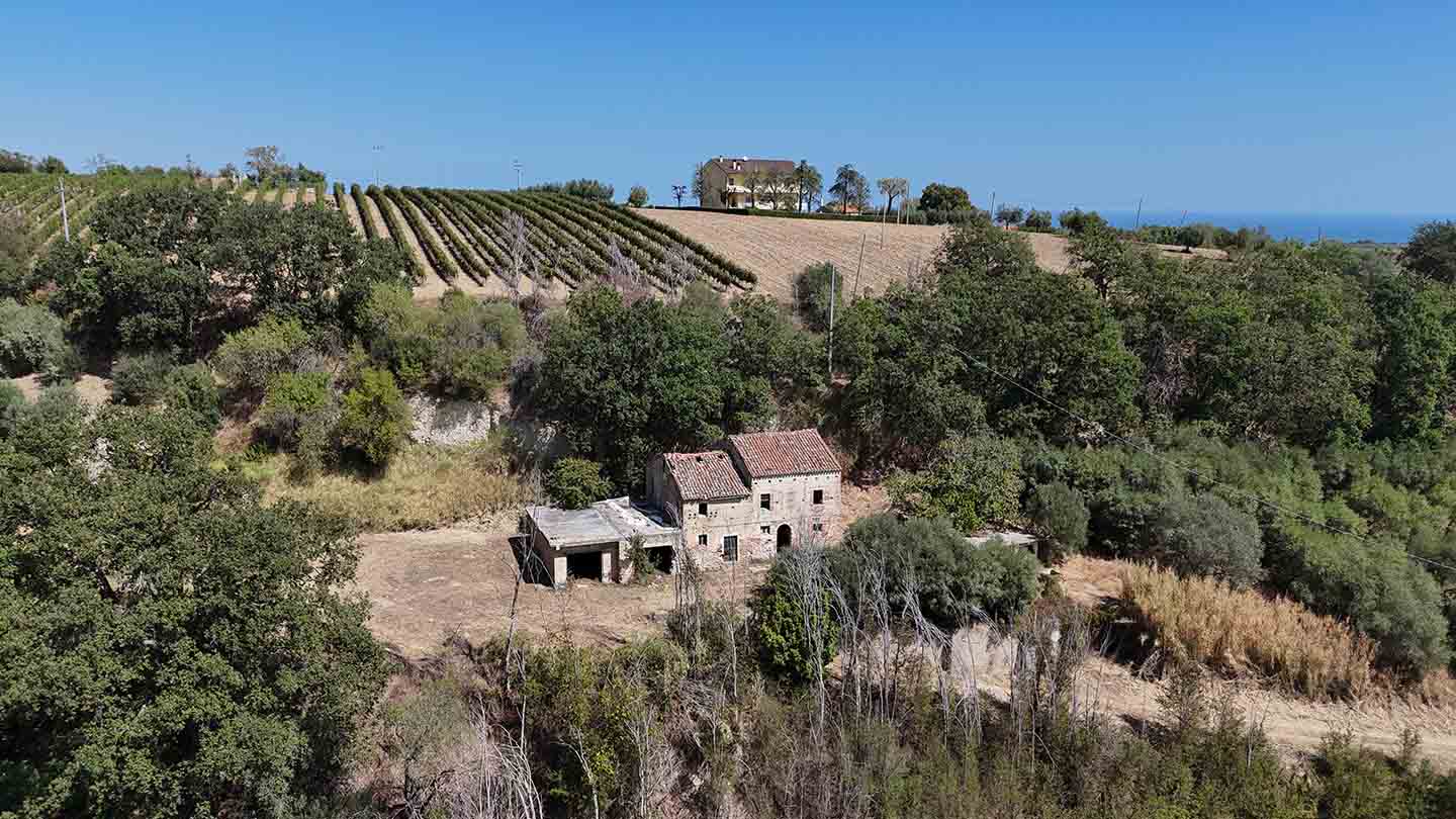 Stone country house in Massignano