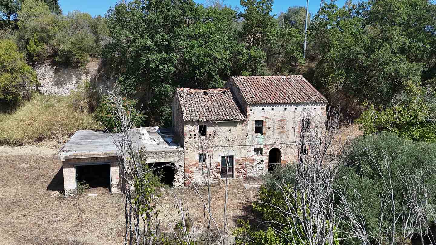Stone country house in Massignano