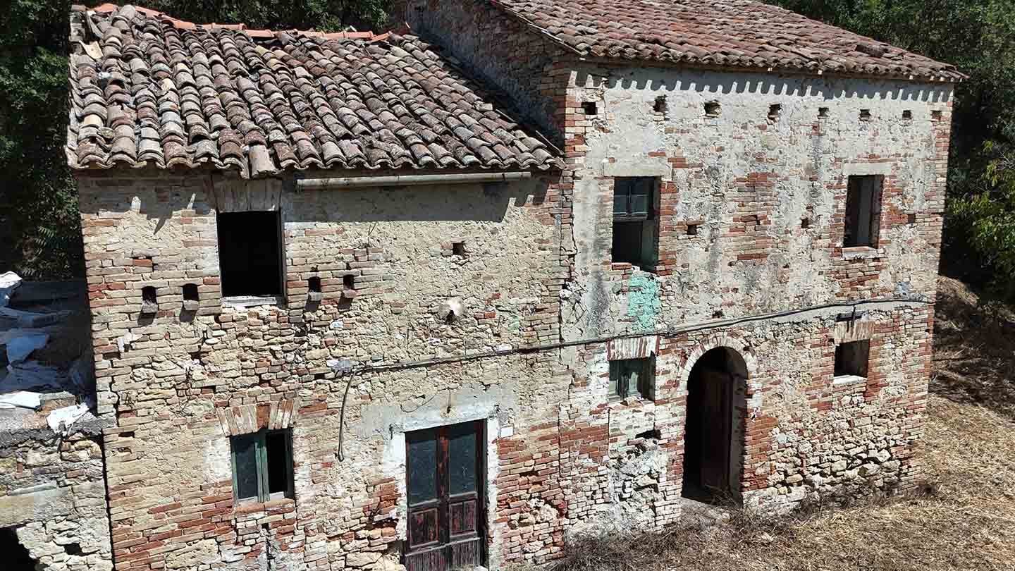 Stone country house in Massignano