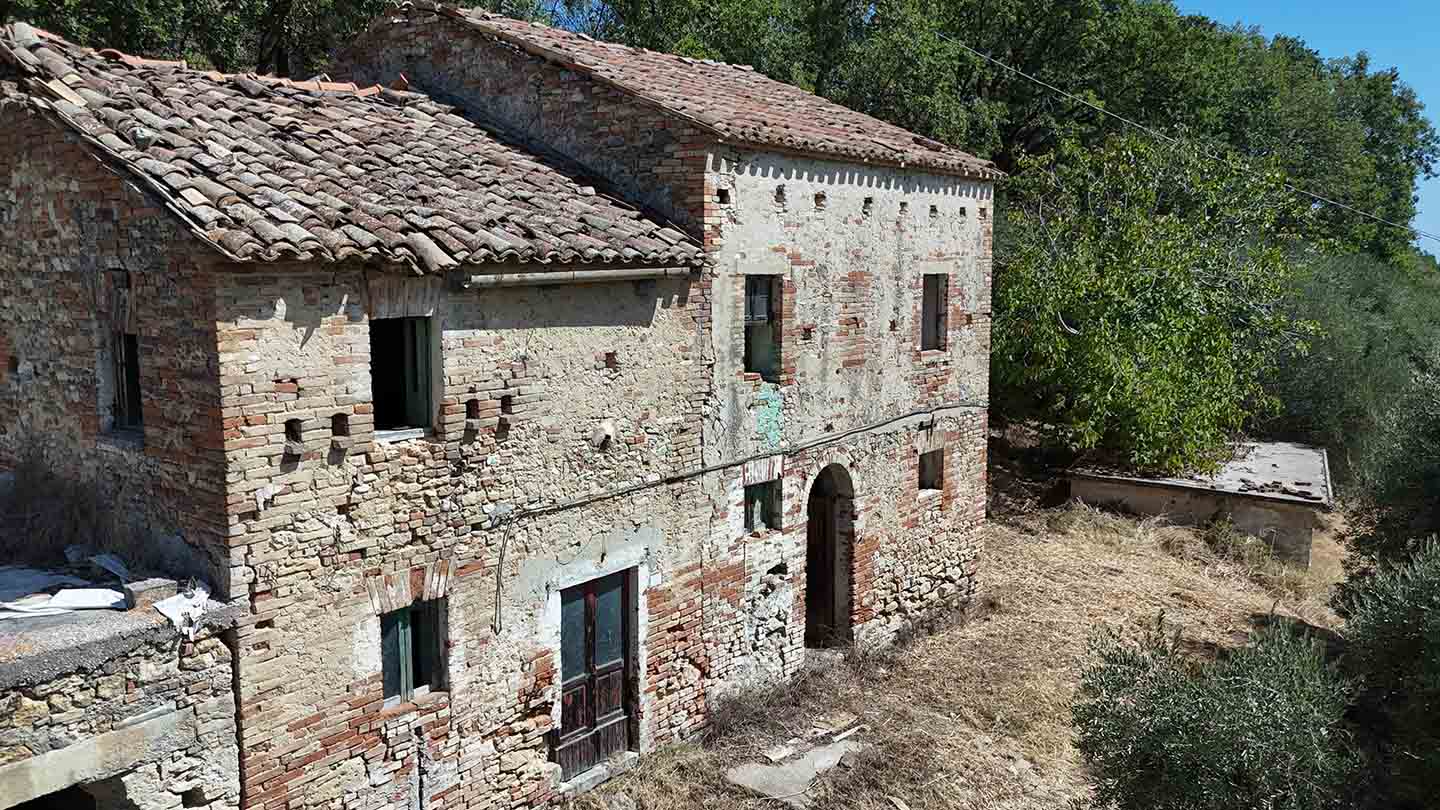 Stone country house in Massignano